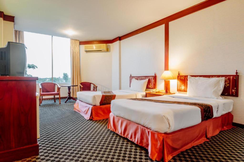 Beverly Hill Park Hotel Nakhon Sawan Exterior foto
