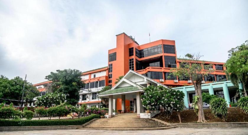 Beverly Hill Park Hotel Nakhon Sawan Exterior foto