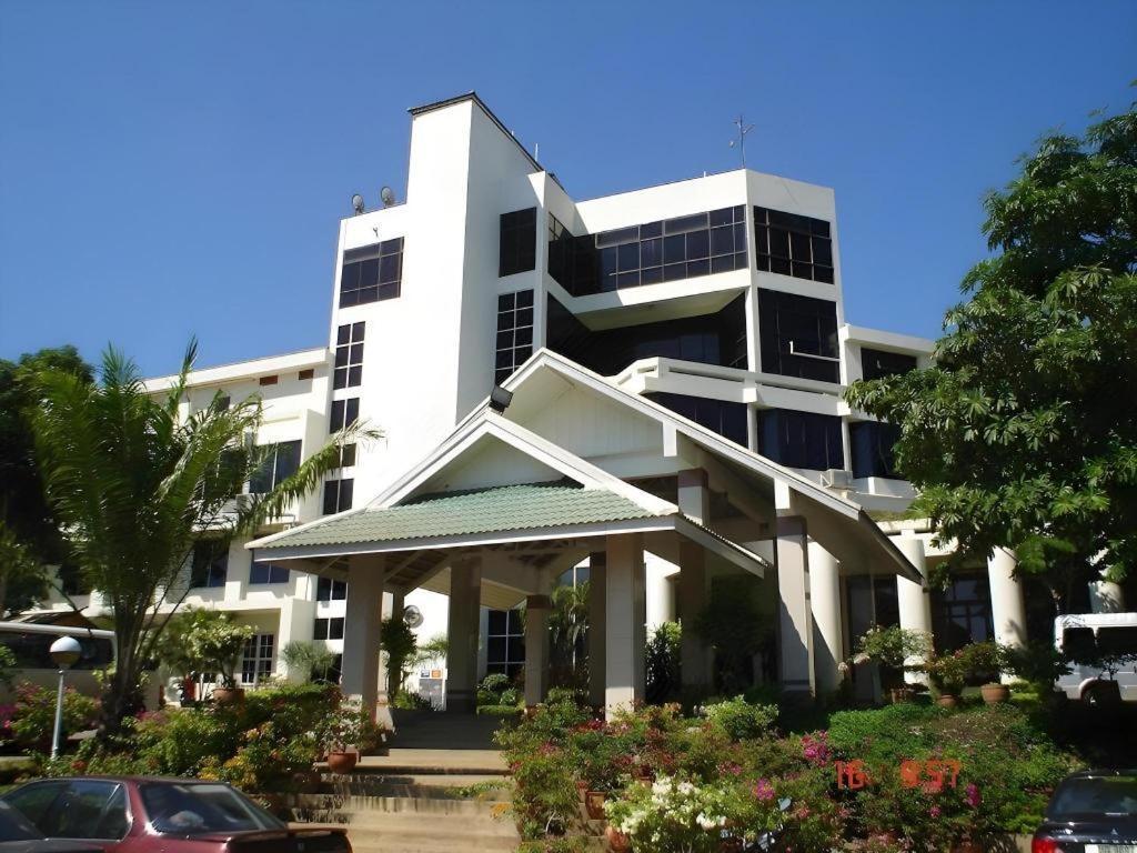 Beverly Hill Park Hotel Nakhon Sawan Exterior foto