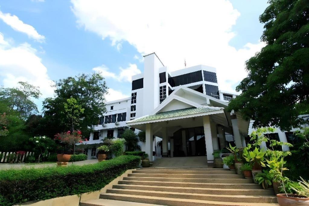 Beverly Hill Park Hotel Nakhon Sawan Exterior foto